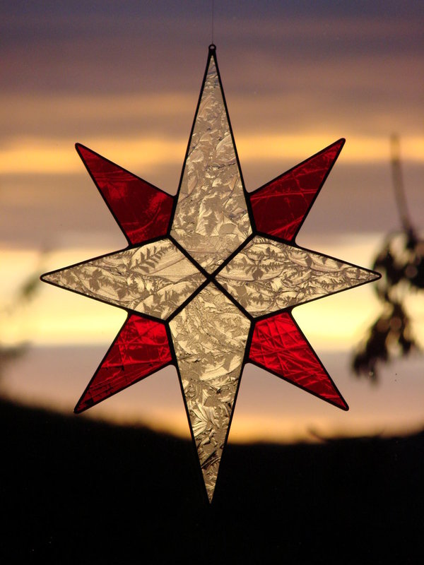 Glas-Stern aus Eisblumenglas und rotem glattem Glas, 23,5cm x 29,5cm