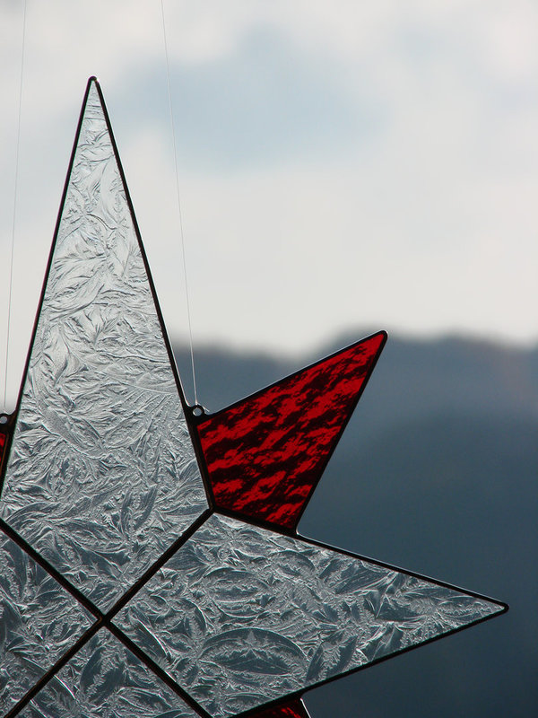Glas-Stern aus Eisblumenglas und rotem gewelltem Glas, 27cm x 36cm